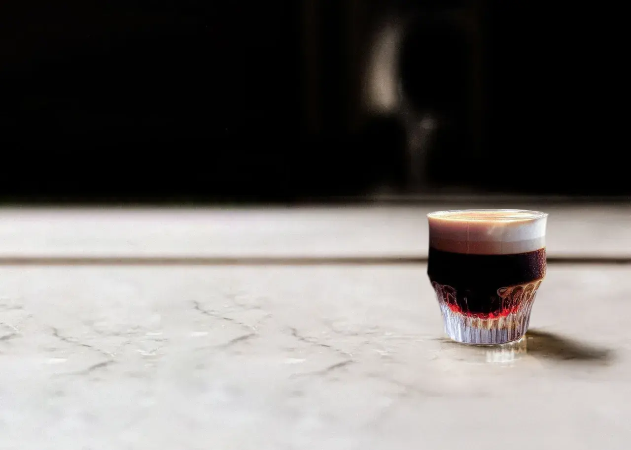 En vacker kaffe spanien, en lager på lager-drink med mörk espresso och krämigt skum, serverad i ett elegant glas.