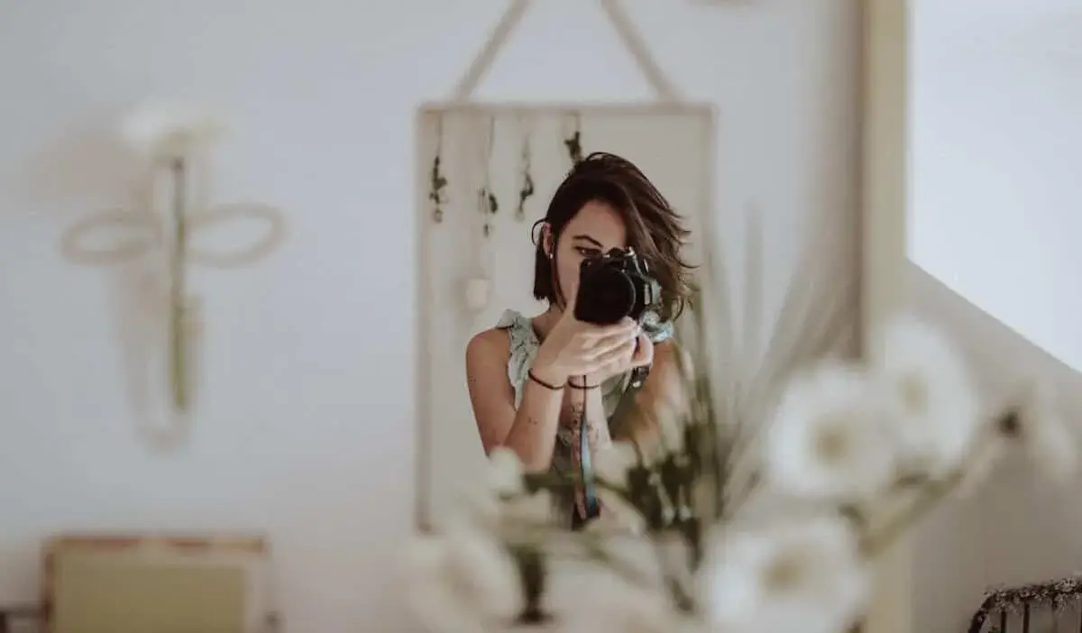 Niewidoczny aparat w selfie? Magiczne triki na perfekcyjne zdjęcie w lustrze