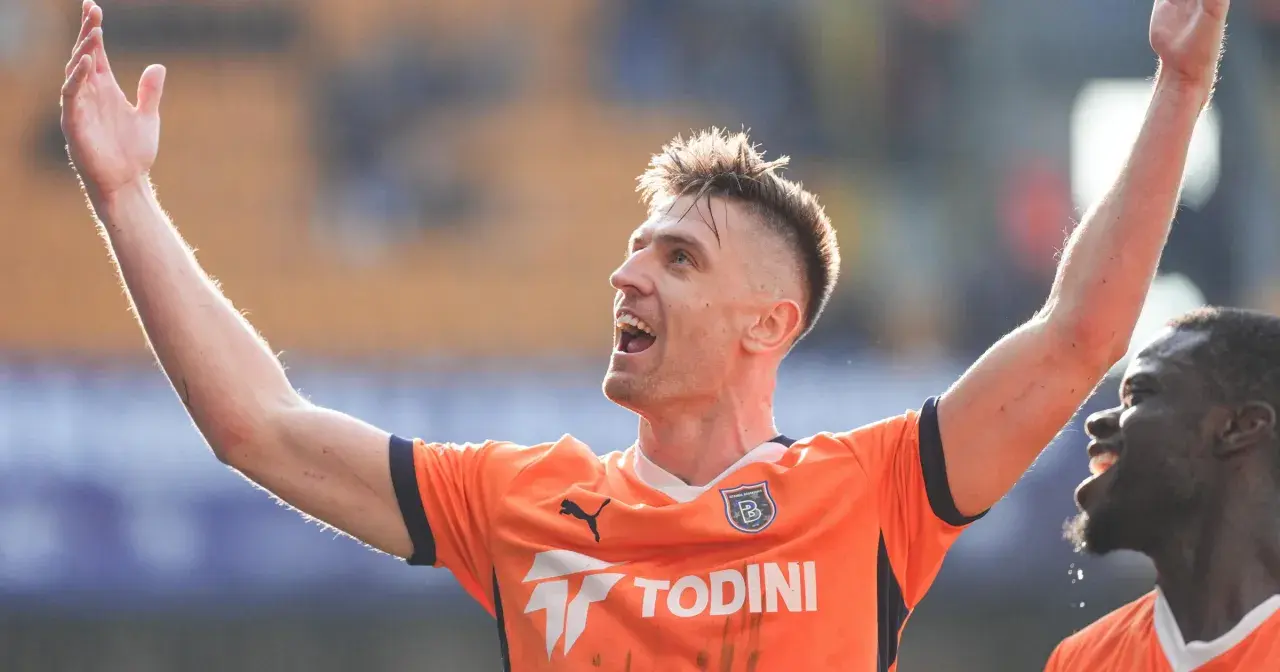Krzysztof Piątek świętuje bramkę, radość po udanym transferze.