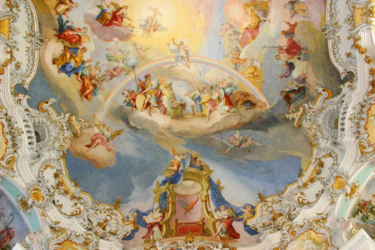 Prunkvolles Deckenfresko der Wieskirche innen mit Engeln und biblischen Szenen, ein Meisterwerk barocker Kunst.