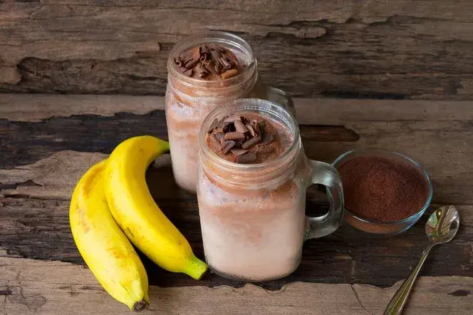 Koktajl bananowy z kakao: Przepis na idealny smak i zdrowe warianty