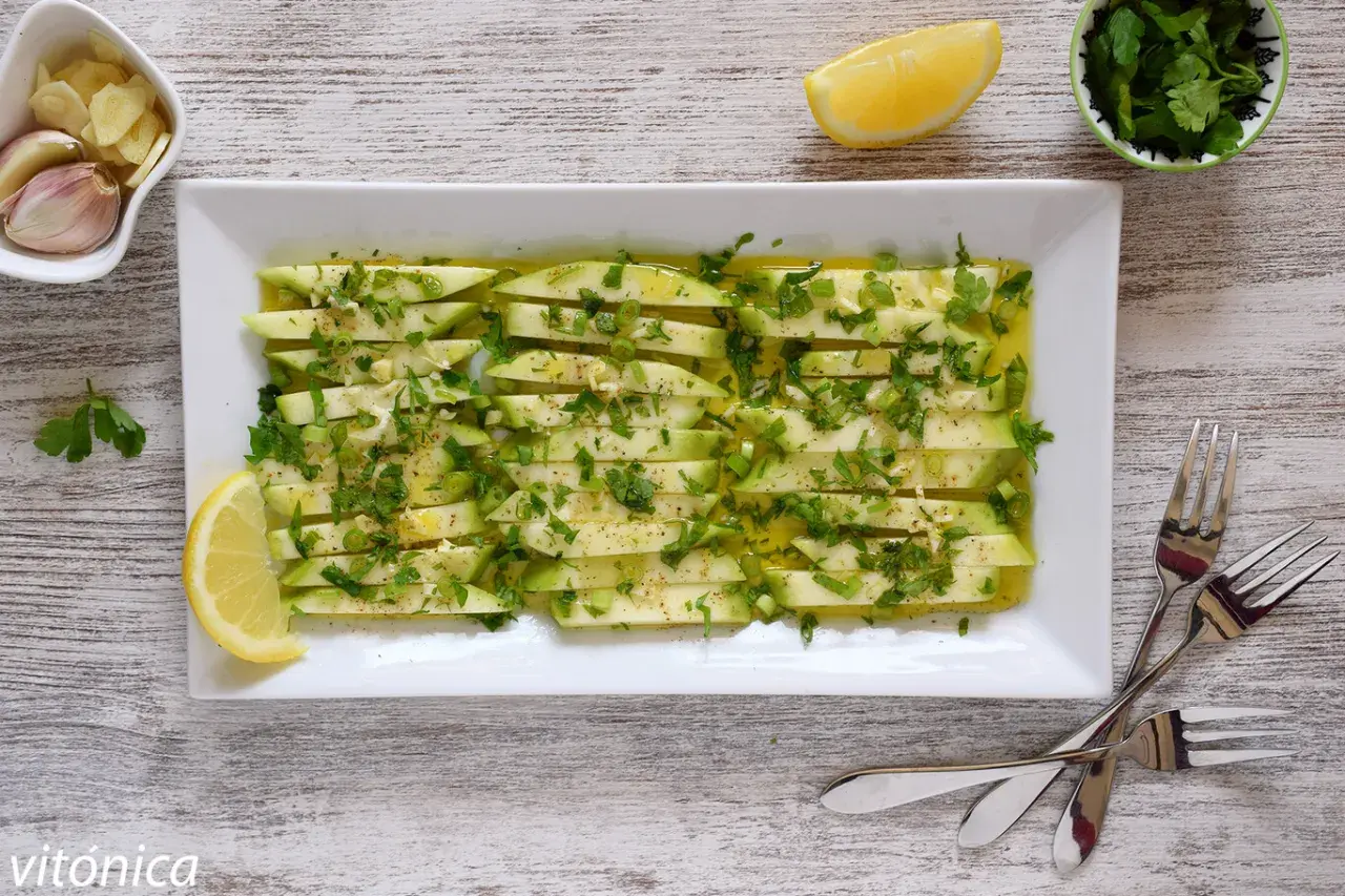 Delicioso plato de boquerones veganos, finas láminas de calabacín marinado con ajo, perejil y limón.