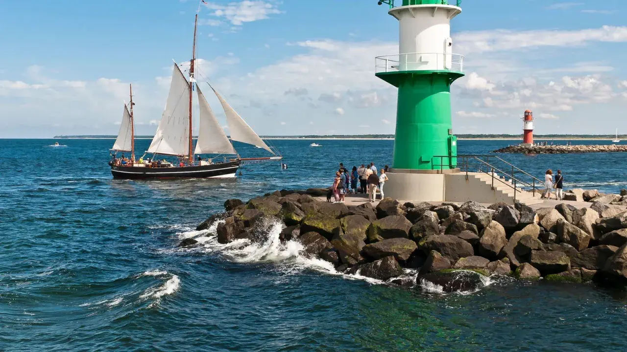 Segelschiff und Leuchttürme am Meer – so lässt sich ein schöner Tag gestalten, wenn man in Rostock ist.