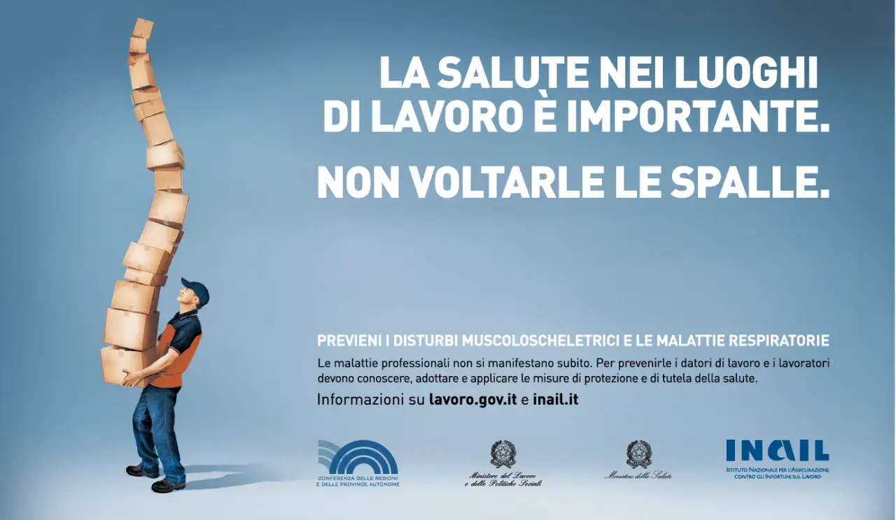 Un lavoratore con una pila instabile di scatoloni. La salute nei luoghi di lavoro è importante, non voltarle le spalle. Le malattie professionali, cosa rischia l'azienda se non previene i disturbi.
