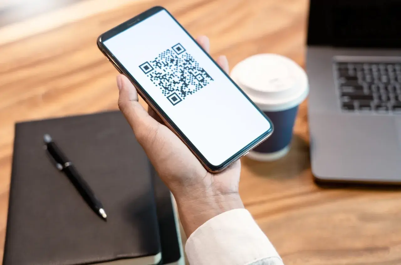 Smartphone con QR code per l'invalidità civile.