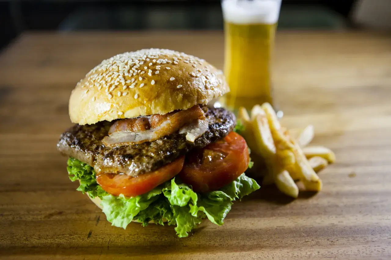 Co to jest hamburger? Definicja, historia i sekret idealnej kanapki