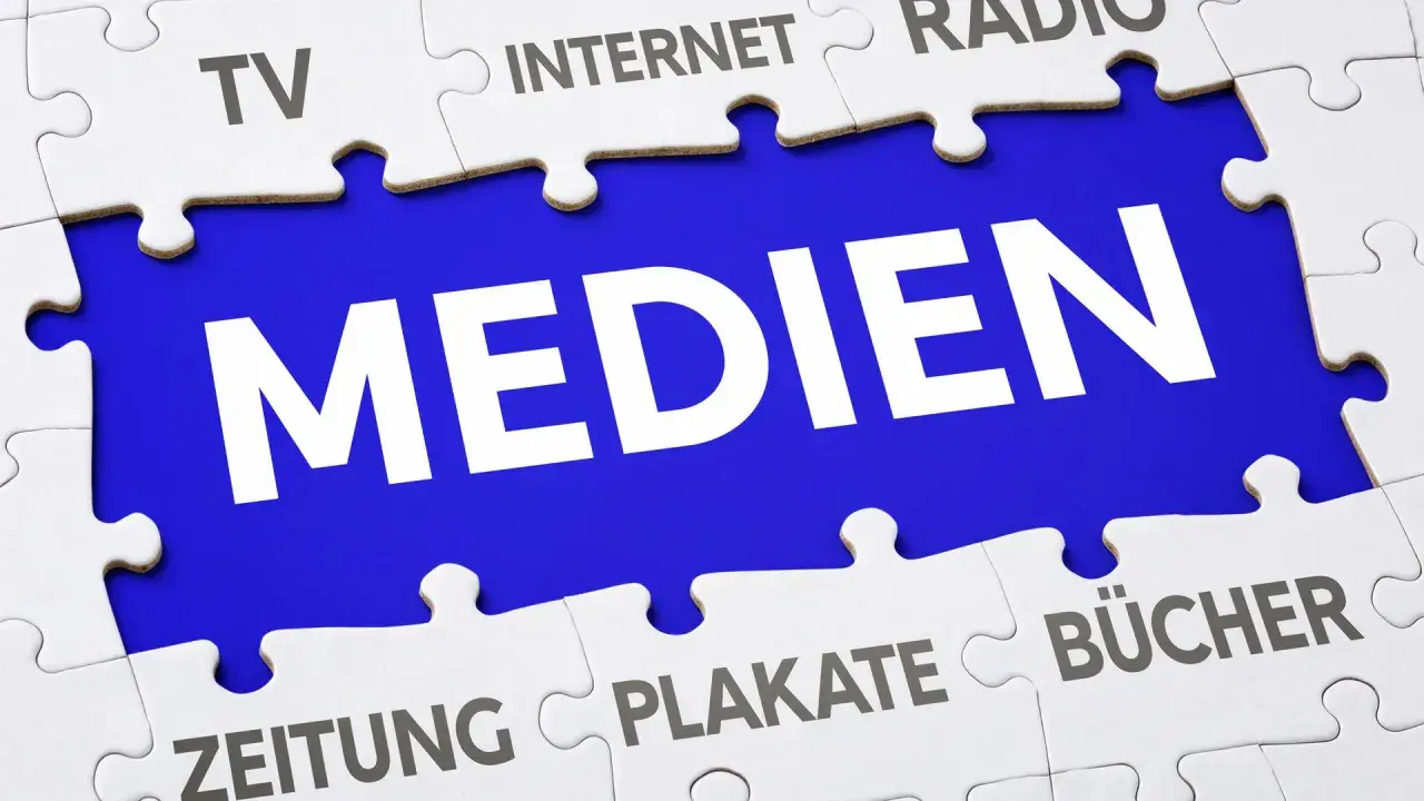 Puzzle-Teile mit "MEDIEN" im Zentrum, umgeben von "TV", "INTERNET", "RADIO", "ZEITUNG", "PLAKATE", "BÜCHER". Der megatrend digitalisierung verbindet sie alle.