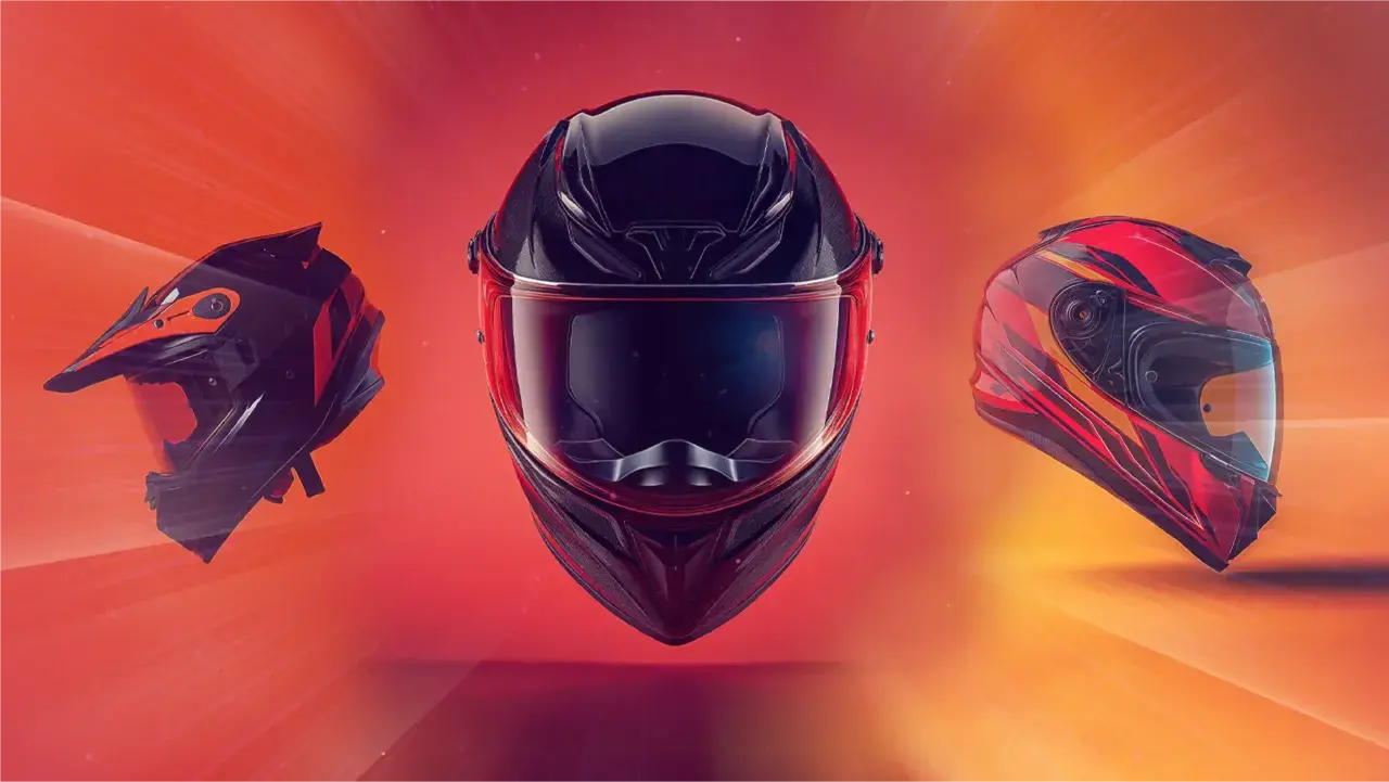 Tres cascos de moto flotan: uno de cross negro y naranja, uno integral negro con visor rojo, y uno deportivo rojo y negro.