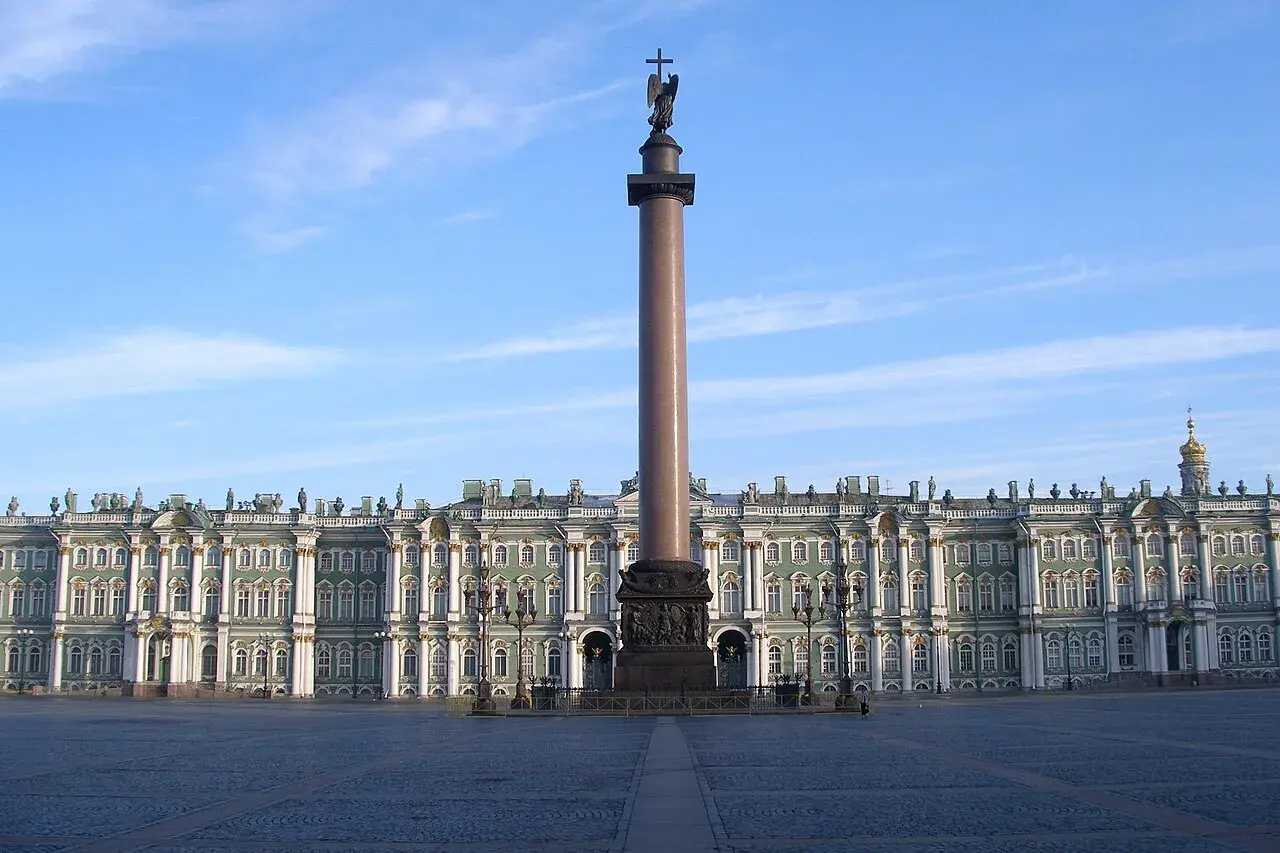Hoher Säulenmonument mit Engel-Statue in Russland, vor dem Winterpalast in St. Petersburg.