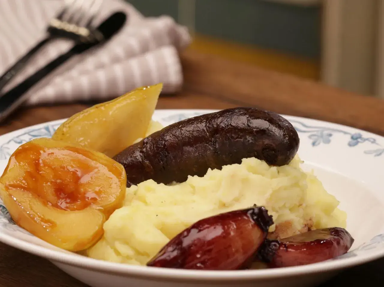 Herzhaftes Himmel und Erde Rezept: Blutwurst auf Kartoffelpüree mit Apfelmus und Zwiebeln. Ein Klassiker, der immer schmeckt.