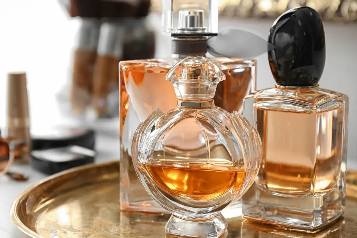 Eleganckie perfumy do samolotu w ozdobnych flakonach, gotowe do podróży.