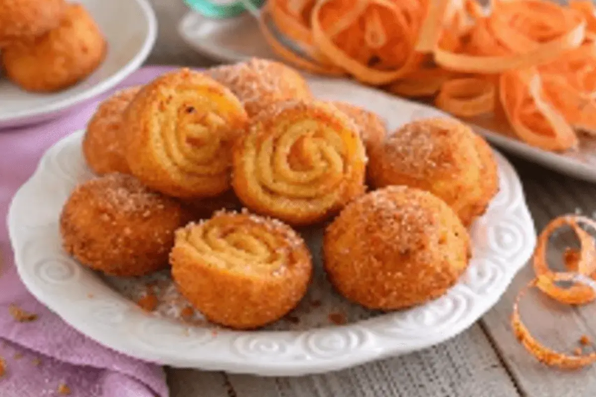 Dolci fritti, alcuni a forma di spirale, altri sferici, cosparsi di zucchero. Sono i **limoncini marchigiani**, un piacere per il palato.