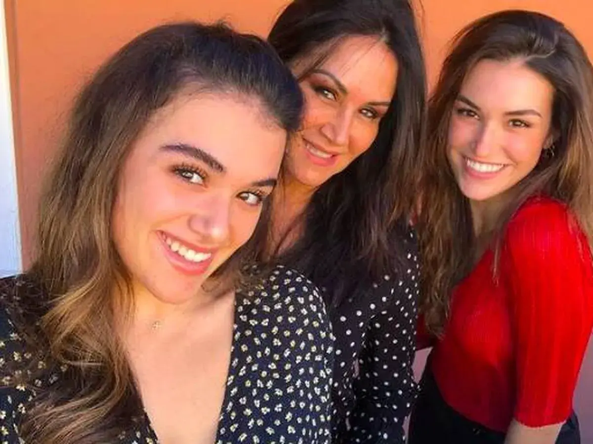 Pepa Gea y sus hijas, radiantes de felicidad. La edad no parece ser un impedimento para su alegría contagiosa.