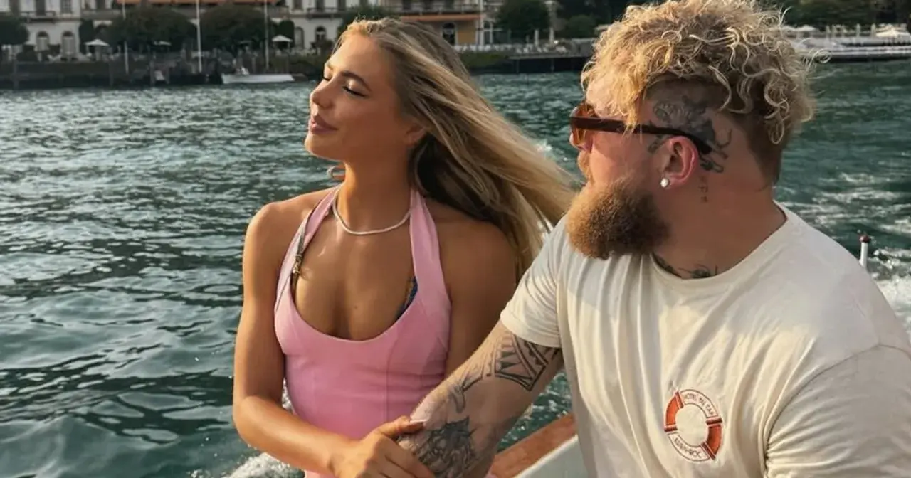 Jutta Leerdam i jej partner Jake Paul cieszą się rejsem łodzią po jeziorze.