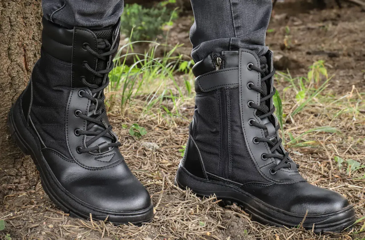 Czarne buty taktyczne z materiału syntetycznego, sznurowane i zapinane na zamek, idealne na leśne wyprawy.