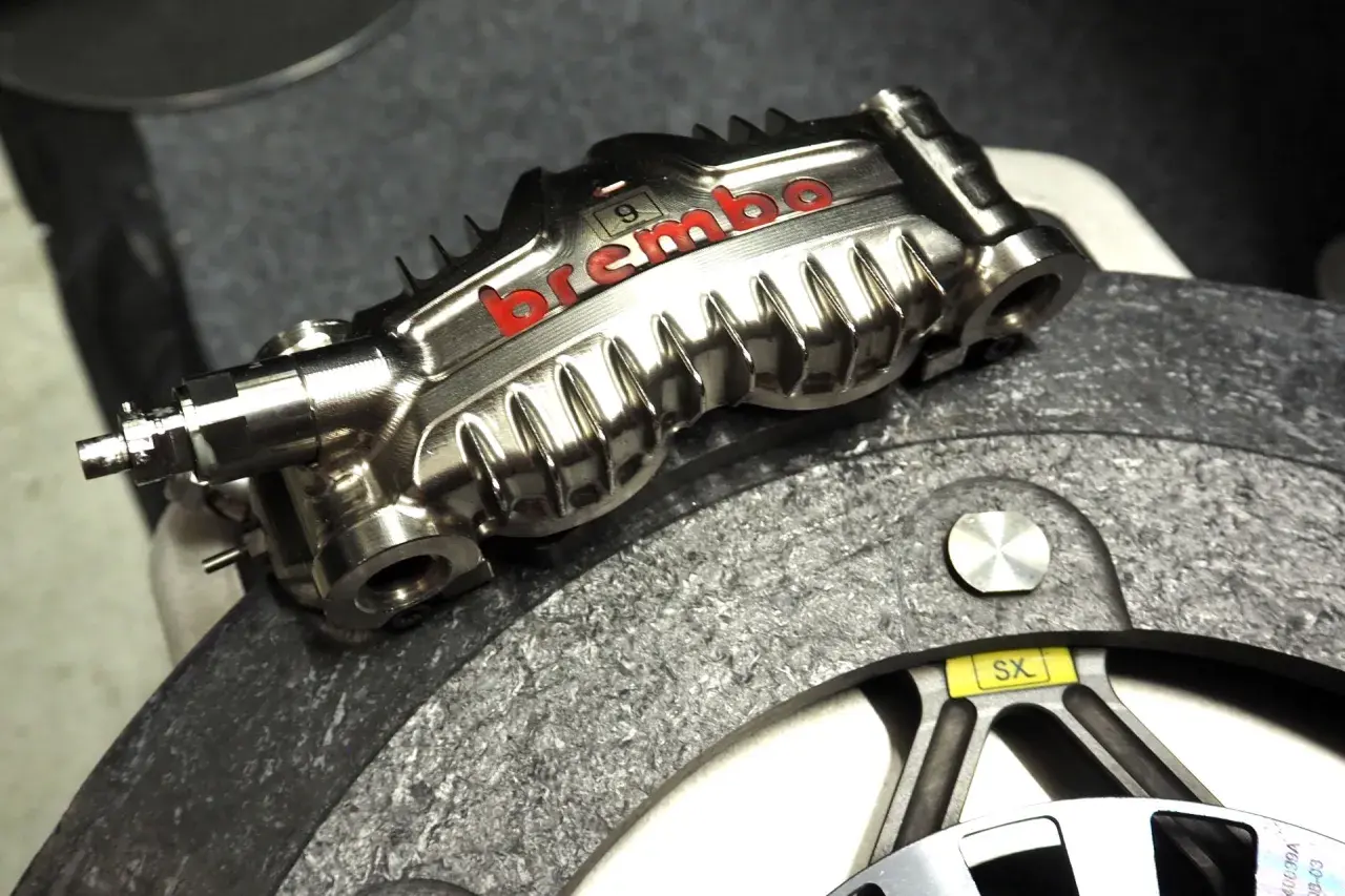 Pinza de freno Brembo para moto, mostrando diferentes tipos de pastillas de freno moto.