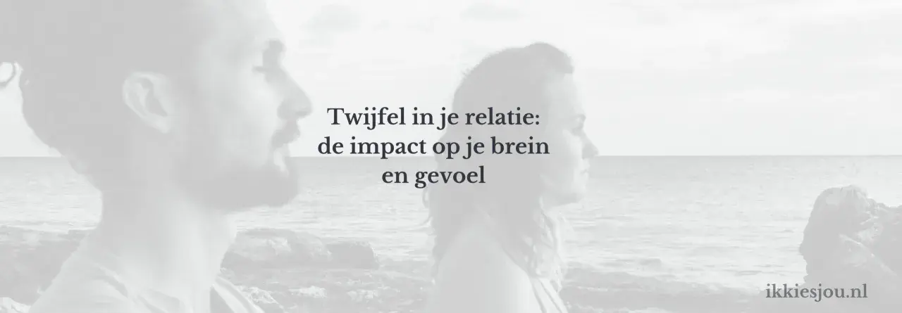 Twee mensen kijken naar de zee. Tekst: "Twijfel in je relatie: de impact op je brein en gevoel." Vertrouwen twijfel relatie quotes.