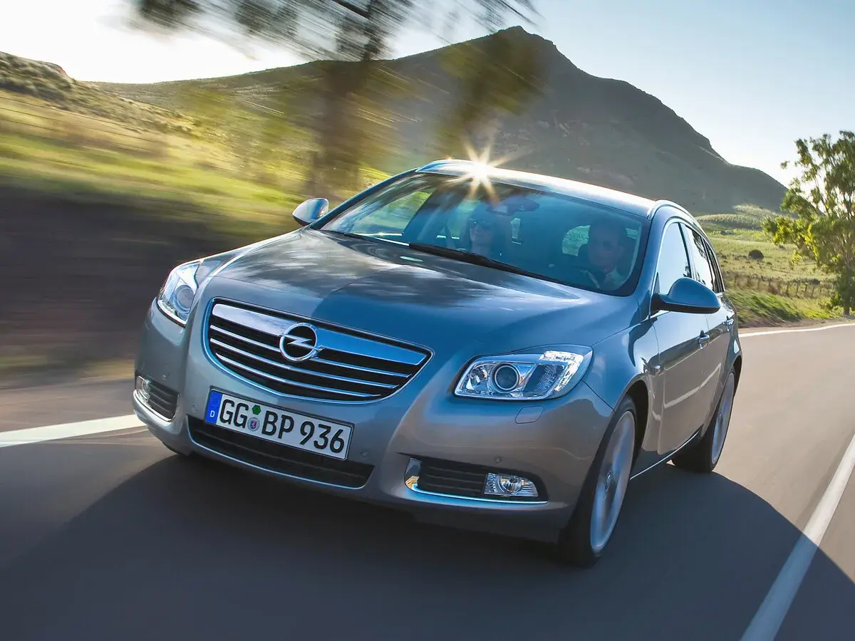 Opel Insignia 2.0 CDTI 130 CV en carretera. A pesar de su elegancia, algunos conductores experimentan problemas con este modelo.