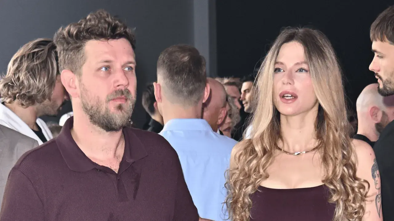 Izabela Banaś i Antek Królikowski na evencie. W tle tłum ludzi.