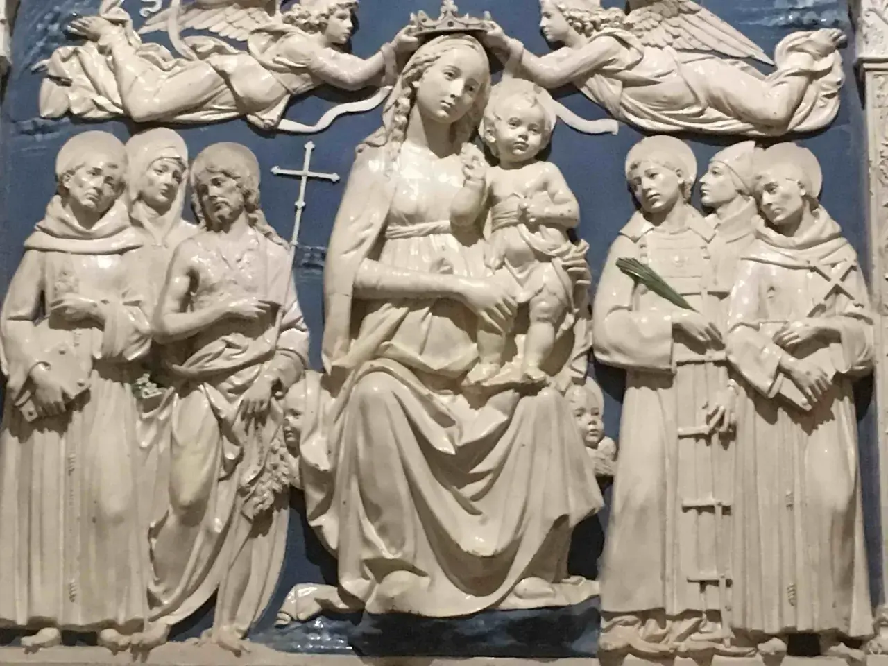Madonna z Dzieciątkiem i świętymi, aniołowie koronują ją. Scena jak z Psalmu 47, pełna boskiej chwały.