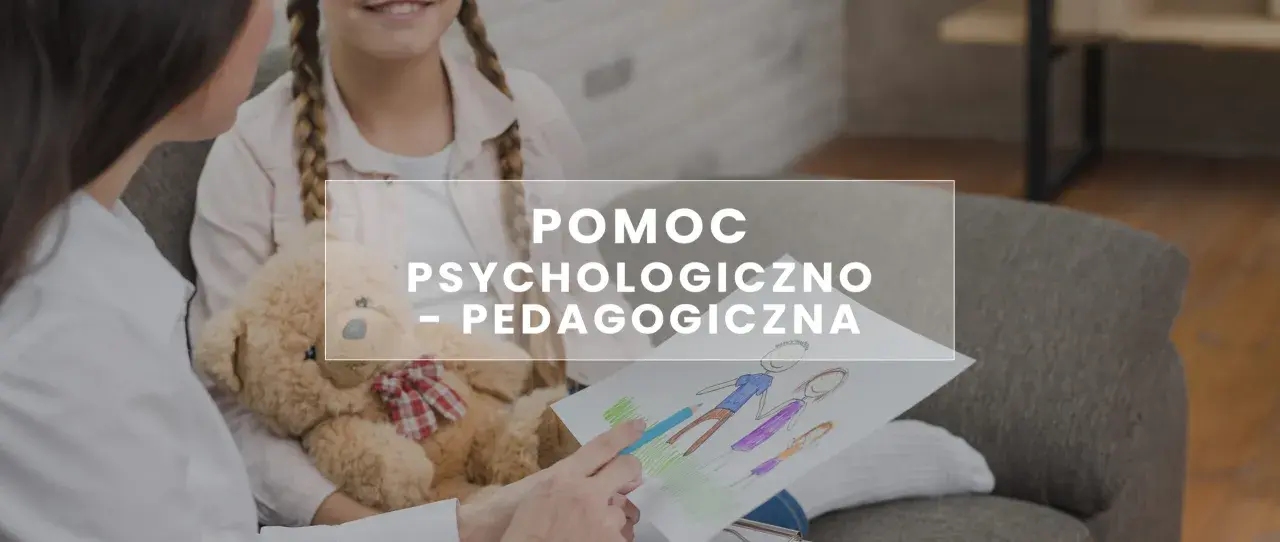 Psycholog i dziecko oglądają rysunek rodziny, obok siedzi pluszowy miś.