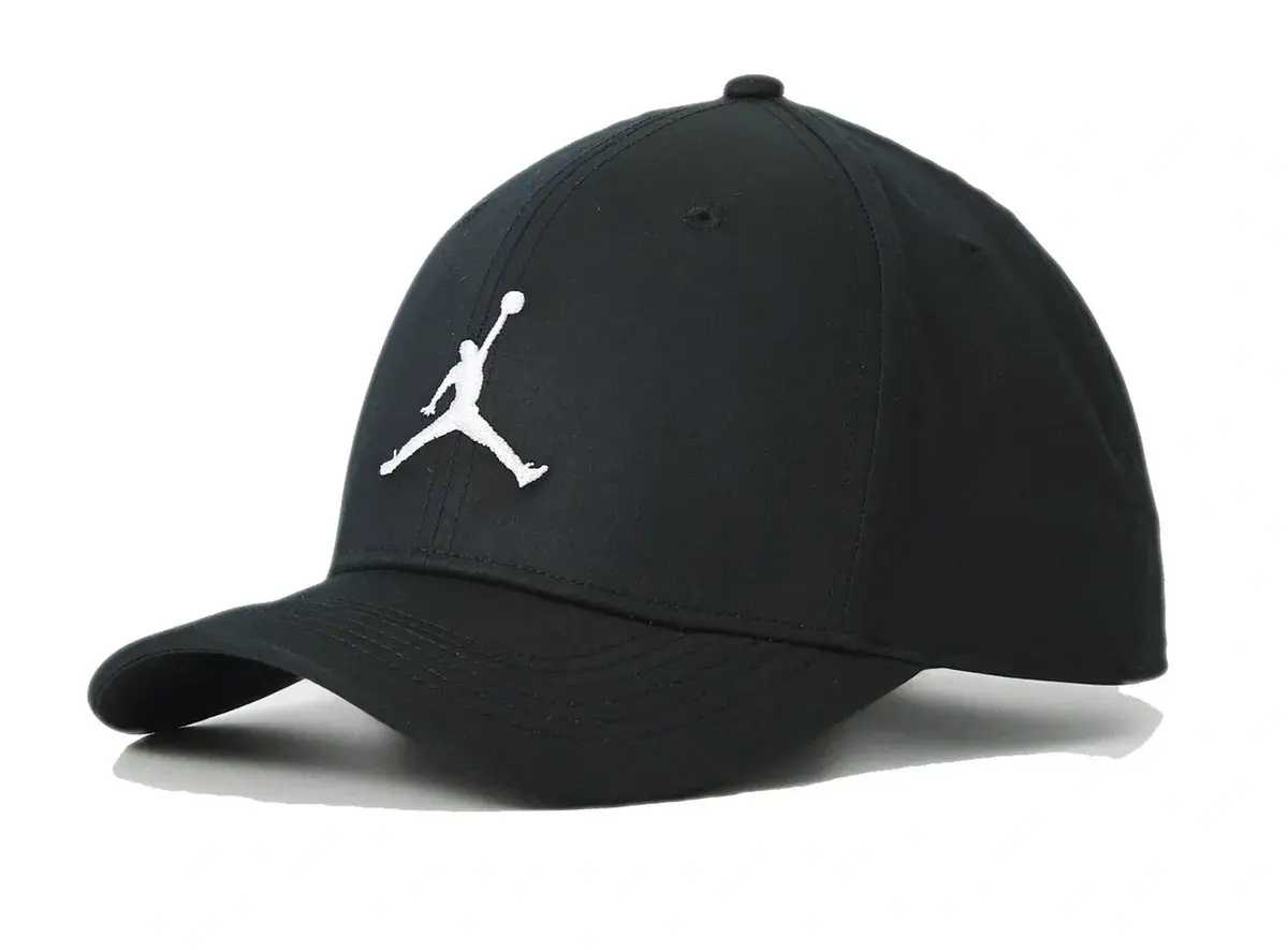 Czarna czapka z daszkiem Jordan Jumpman z białym logo. Idealna dla fanów koszykówki i stylu sportowego.