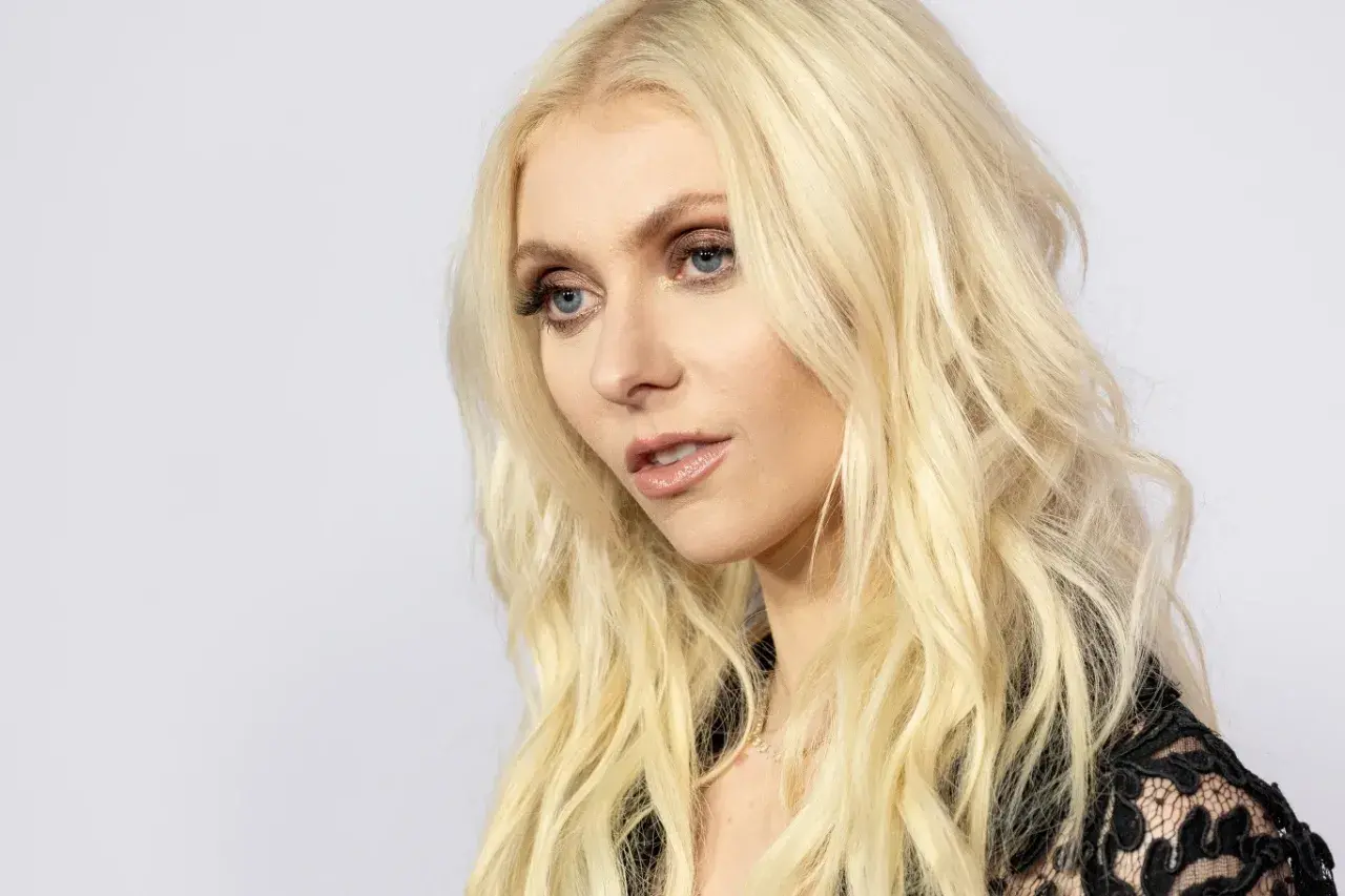 Taylor Momsen, wokalistka The Pretty Reckless, z blond włosami i niebieskimi oczami, wygląda jakby właśnie wyszła na scenę w Warszawie.