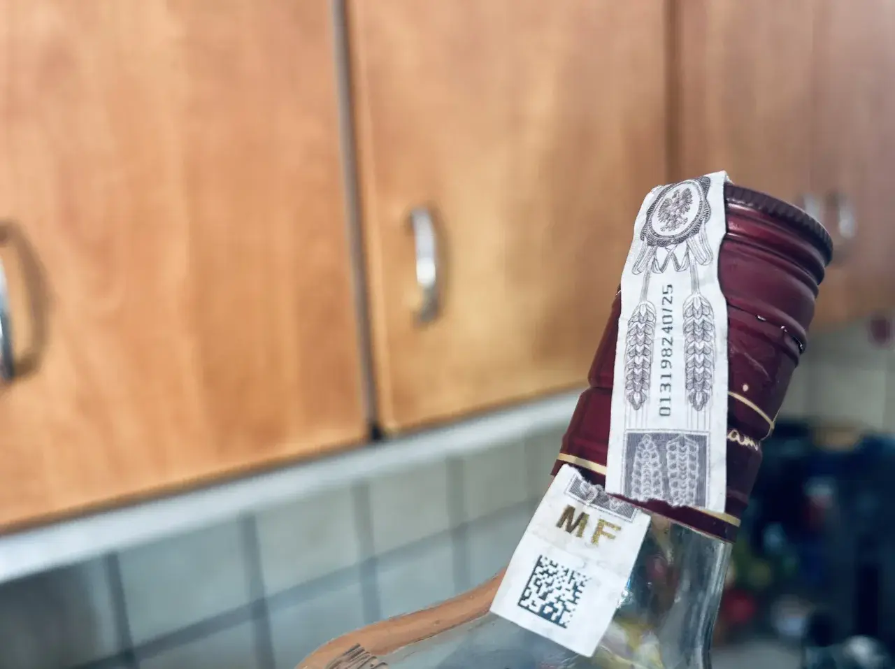 Butelka z akcyzą, przypominająca o tym, dlaczego w 2026 roku wzrośnie akcyza na alkohol etylowy o kolejne 15 procent.