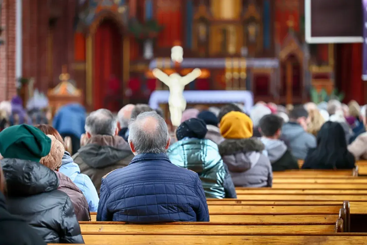 Ludzie siedzą w kościele, zastanawiając się, czy dzisiaj trzeba iść do kościoła. W tle widać ołtarz i krzyż.