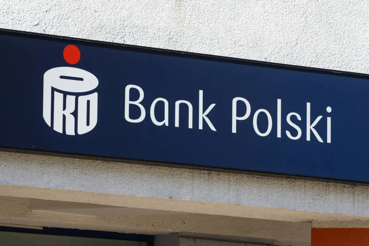 Logo PKO Bank Polski. Planujesz wakacje kredytowe? Sprawdź ofertę.