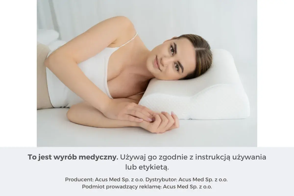 Kobieta odpoczywa na poduszce ortopedycznej, pokazując, jak spać na poduszce ortopedycznej dla komfortu i wsparcia.