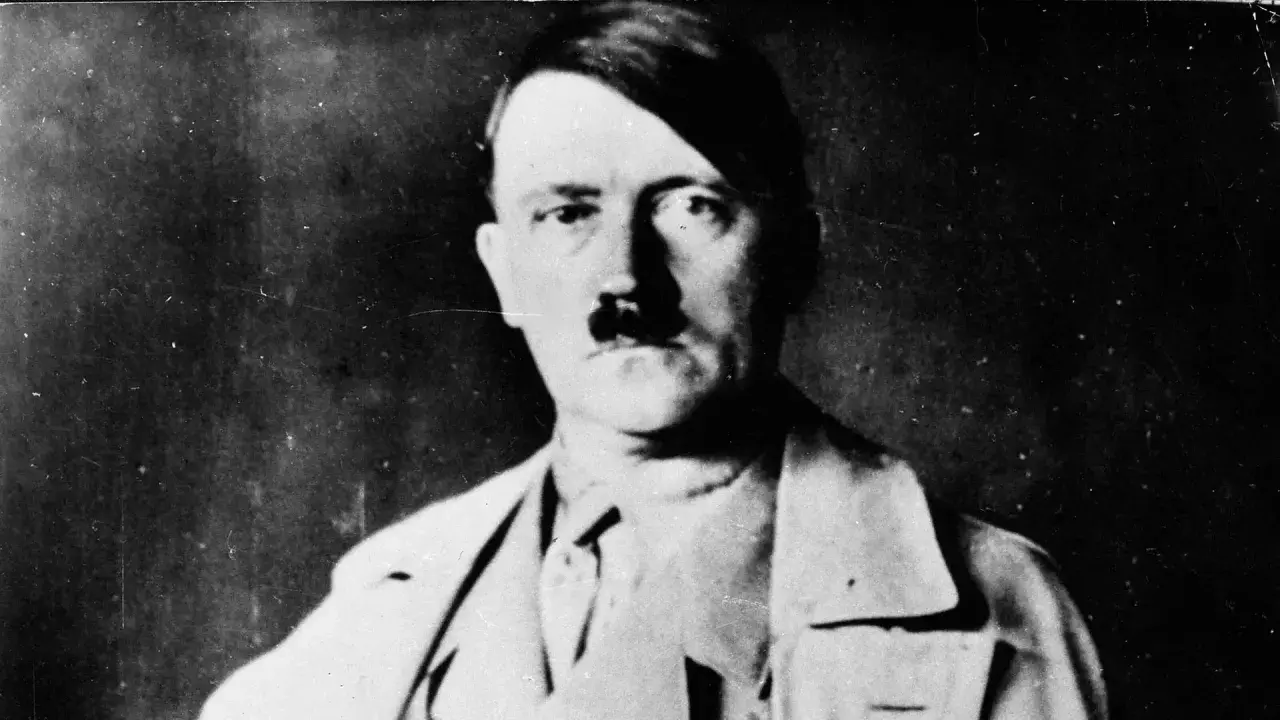 Porträt von Adolf Hitler, dessen Todestag am 30. April 1945 markiert wurde.