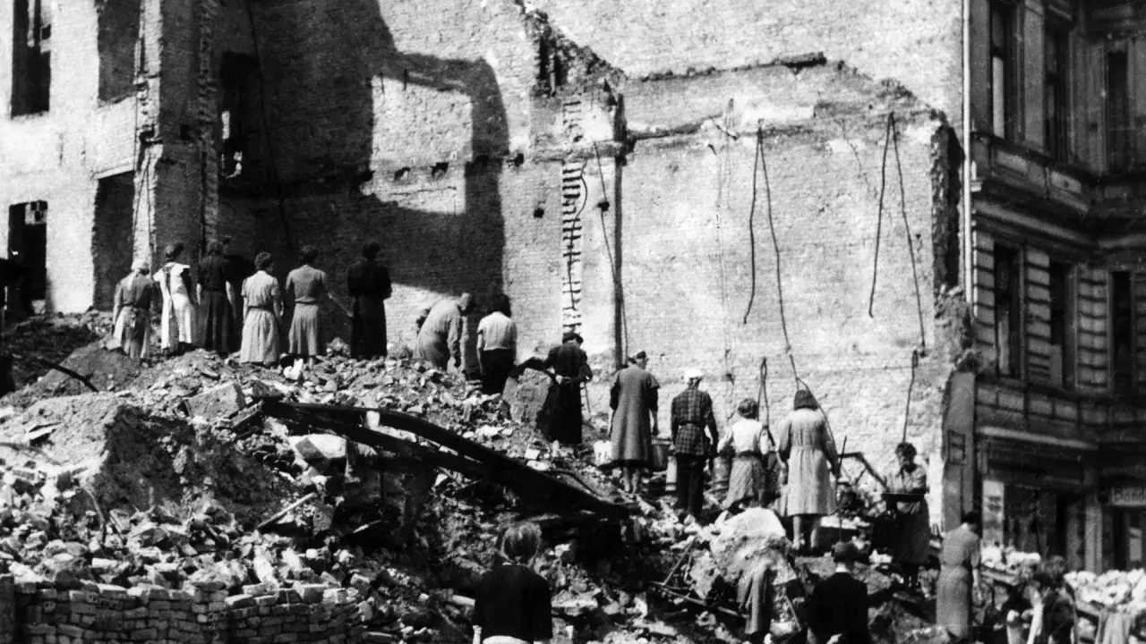 Menschen bergen Trümmer. Sie zeigen, wer hat Deutschland wieder aufgebaut: die Bevölkerung, die mit harter Arbeit den Wiederaufbau leistete.