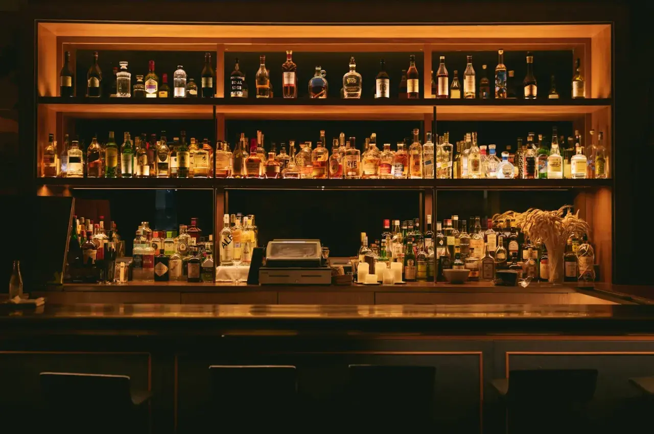 Elegancki bar z butelkami wódek świata. Idealne miejsce, by zaplanować bar tematyczny z wódkami świata na event.