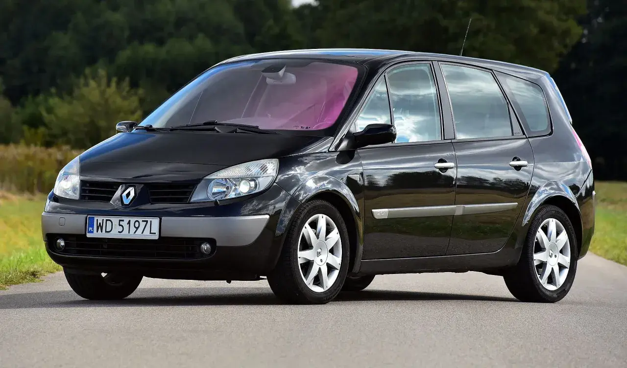 Czarny Renault Scenic z dwoma żarówkami z przodu, gotowy na malowniczą podróż.