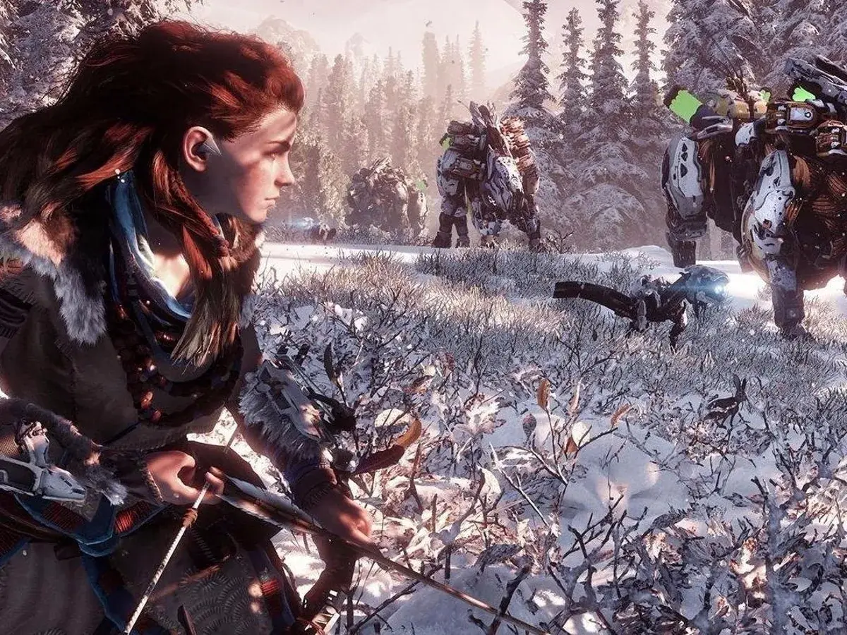 Aloy z Horizon Zero Dawn Platyna w śnieżnym lesie, gotowa do walki z mechanicznymi bestiami.