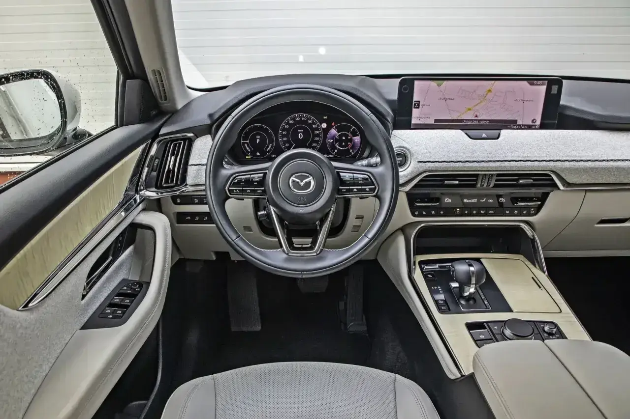 Wnętrze Mazdy CX-60 z nowoczesnym kokpitem i ekranem nawigacji. Sprawdź aktualną mazda cx 60 cena!