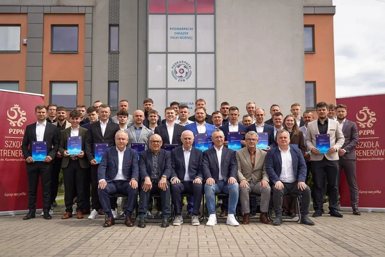 Grupa mężczyzn z dyplomami, absolwenci kursu trener uefa b.