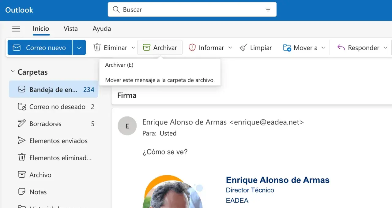 Interfaz de Outlook para la gestión de correo electrónico, mostrando la opción de archivar un mensaje.