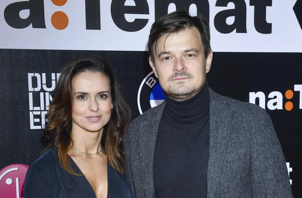 Dawid Ogrodnik z żoną na ściance.