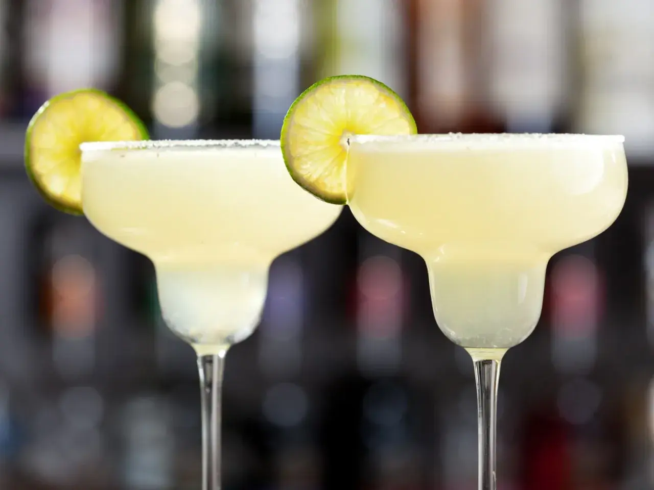Två frostiga margaritas med saltkant och lime. Perfekt för en varm sommardag.