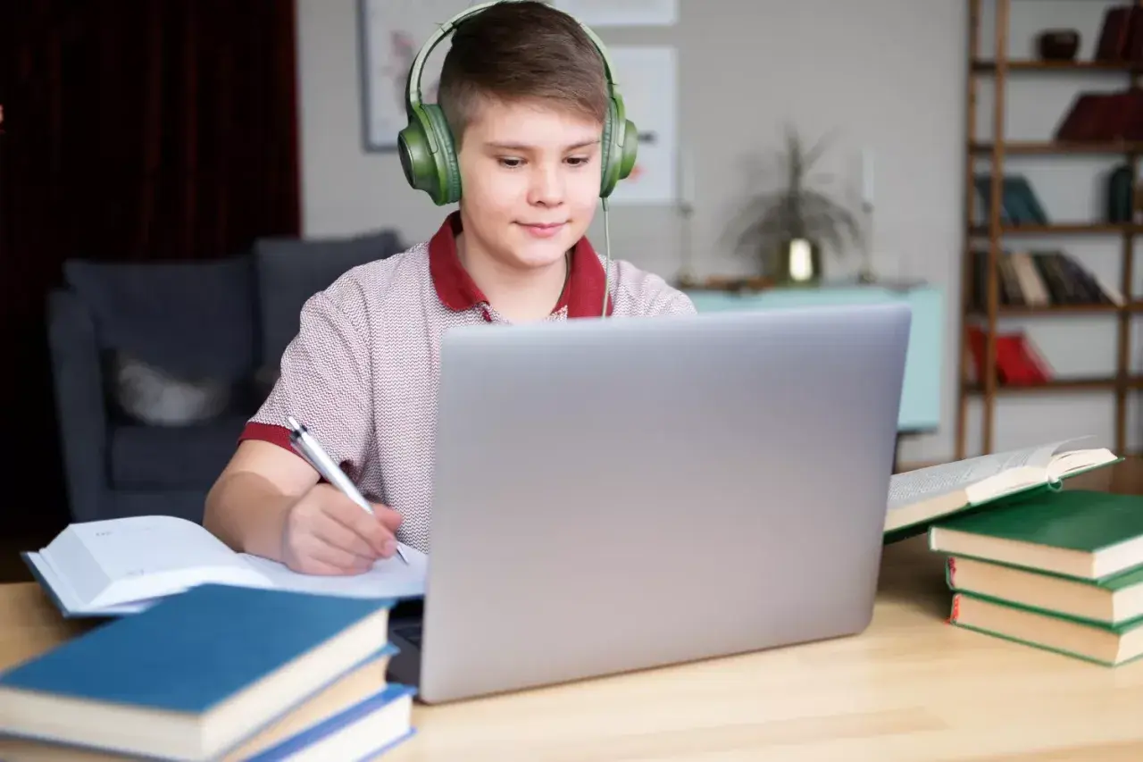 Czy szkoła w chmurze organizuje studniówkę? Sprawdź, jak to działa online!