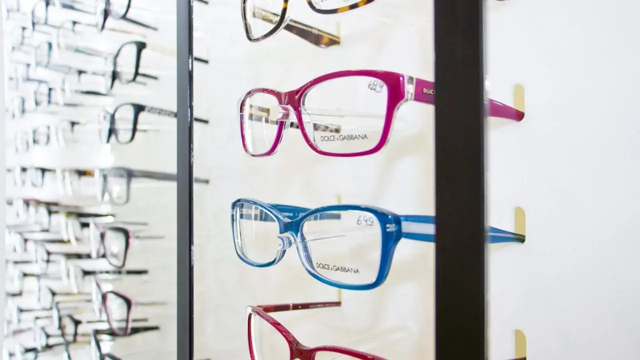 Różowe i niebieskie okulary Dolce & Gabbana na wystawie. Sprawdź, czy przysługuje Ci dofinansowanie do okularów NFZ.