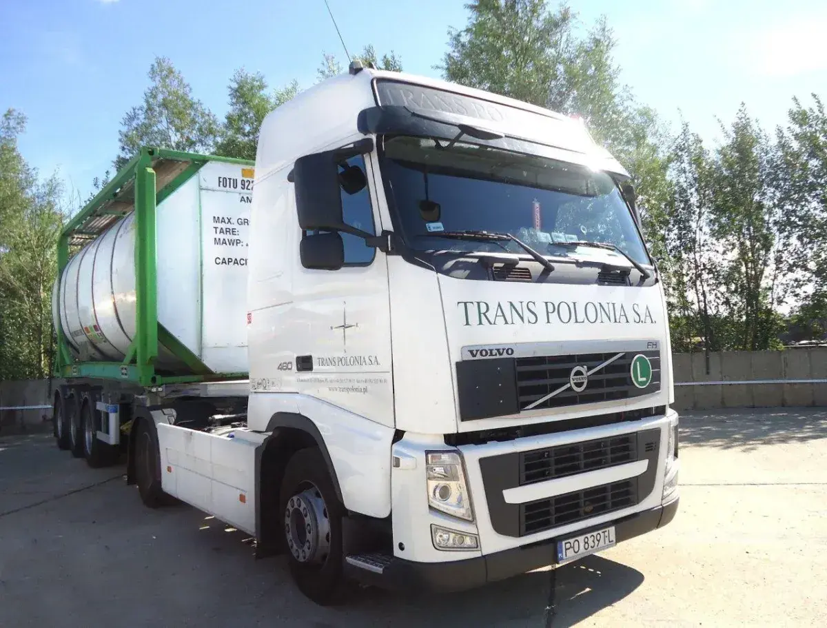 Biała cysterna Volvo z naczepą, gotowa do transportu towarów szybko psujących się.