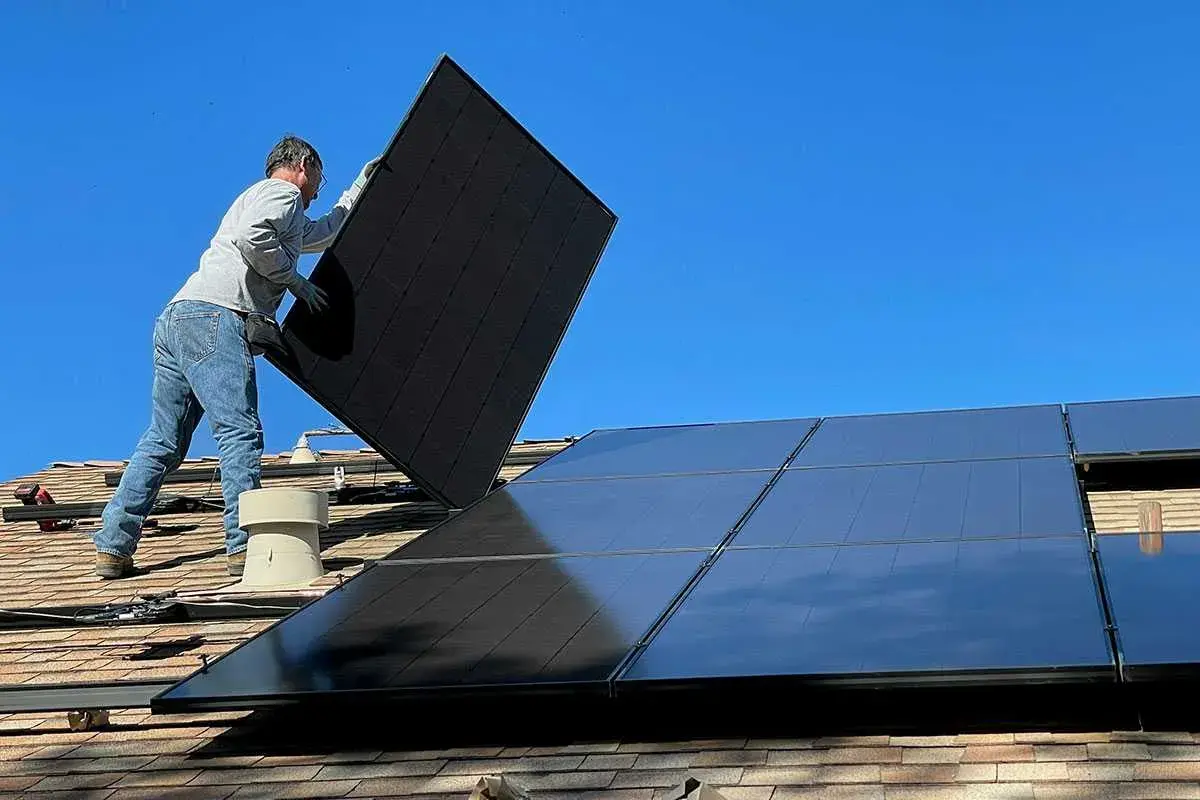 Installatör monterar solceller på taket, ett steg mot ökad solcellshållbarhet och en grönare framtid.