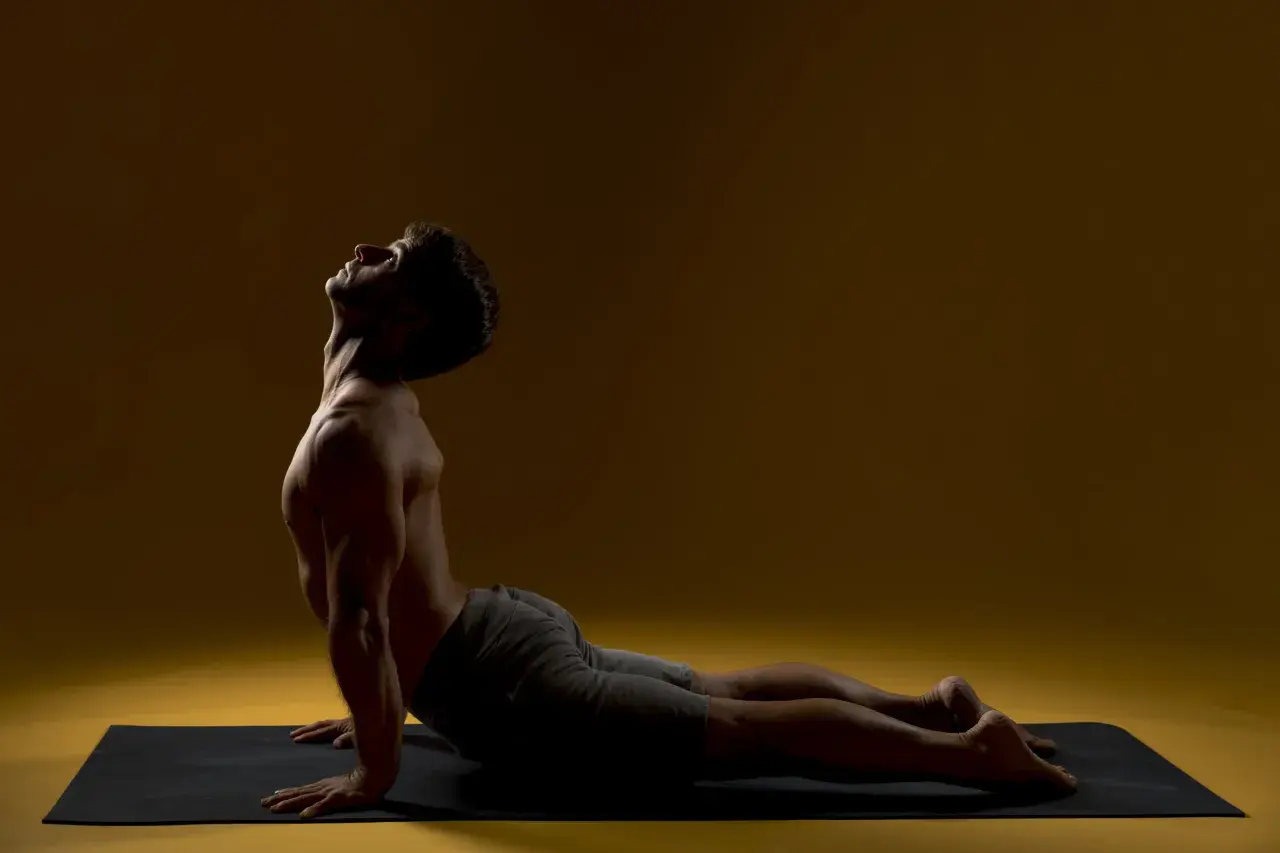 Joga a kalorie: ile spalisz? Dynamiczne style vs. relaks