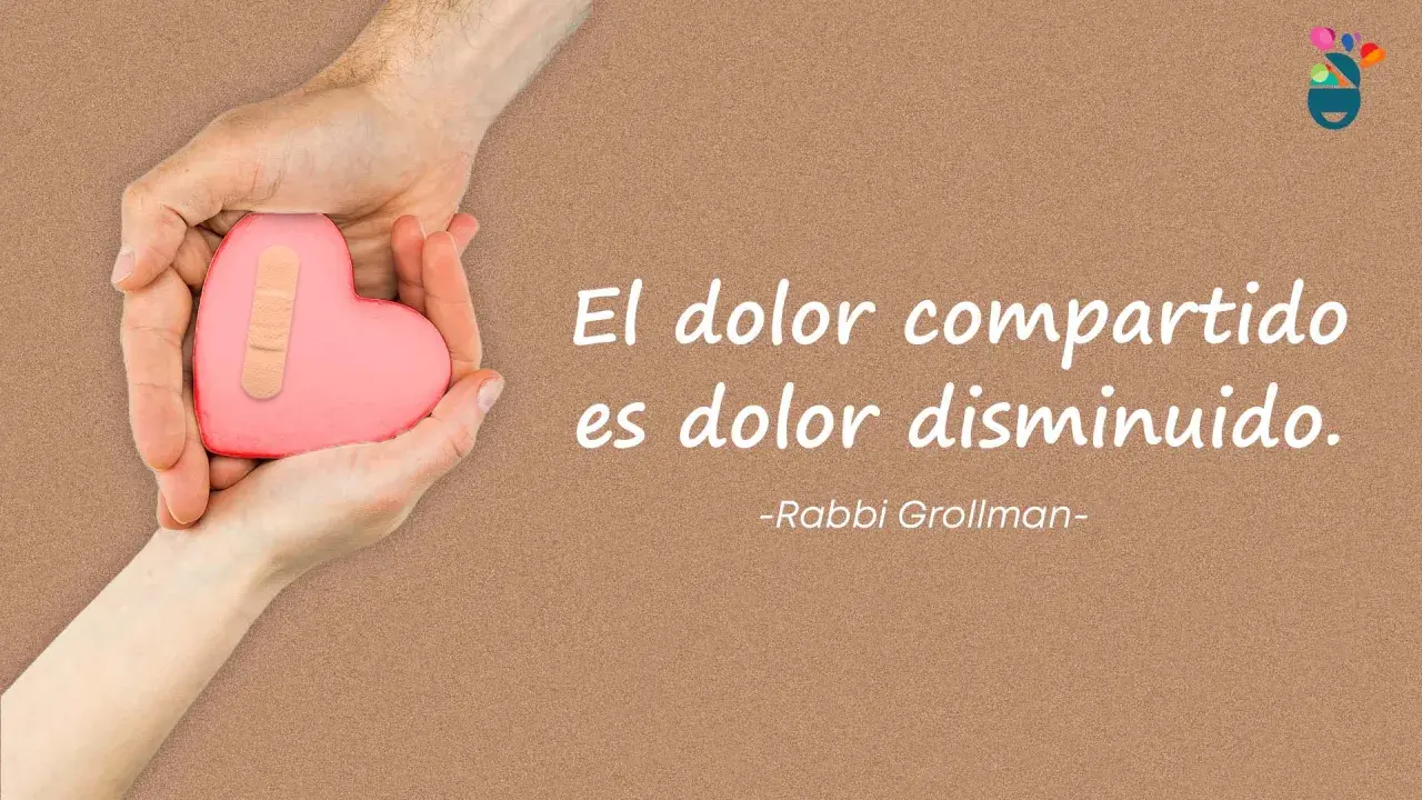 Manos sostienen un corazón rosa con una curita, transmitiendo la idea de que el dolor compartido es dolor disminuido.
