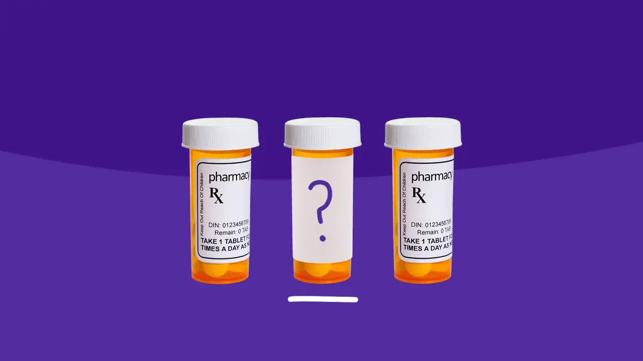 Trzy buteleczki leków. Dwie z etykietami "pharmacy", jedna z pytajnikiem. Szukasz telmizek zamienniki?