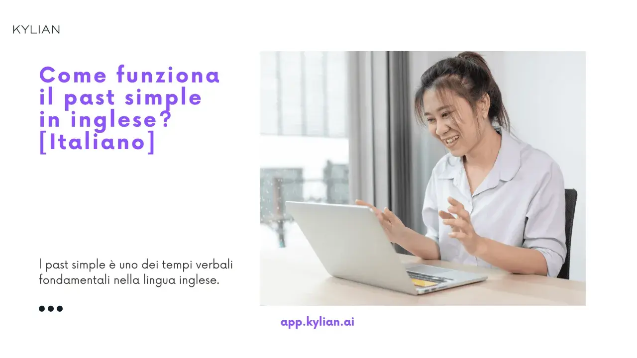 Ragazza sorride guardando il laptop, mentre impara come funziona il past simple in inglese.