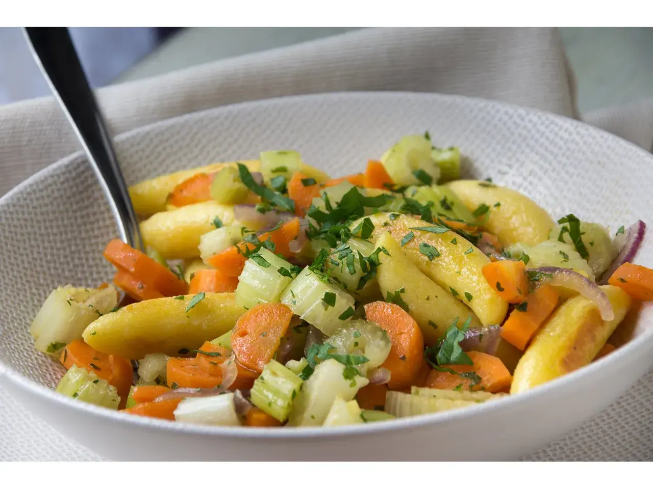 Schmackhafte Gnocchi mit Karotten, Sellerie und Zwiebeln, ein tolles Gericht für stangensellerie rezepte.